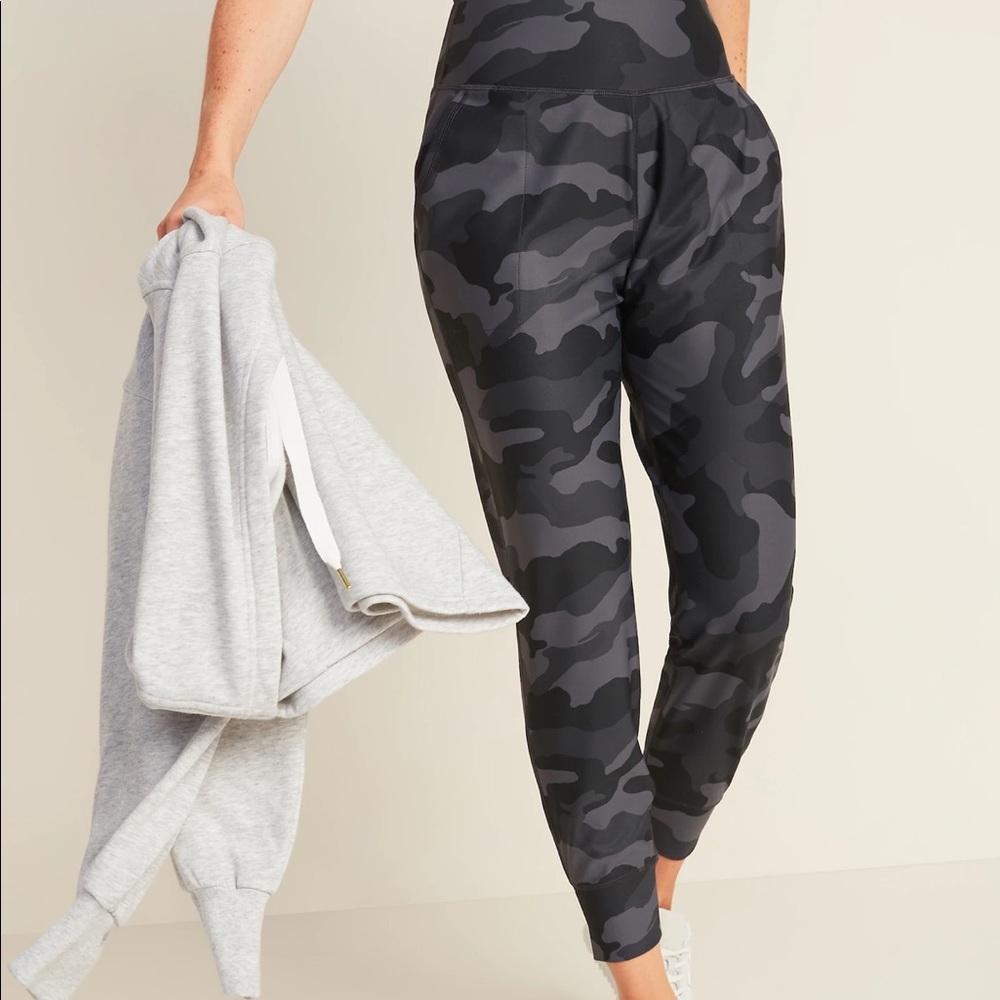 Old Navy 7/8-Length Joggers Women Med Black Camo